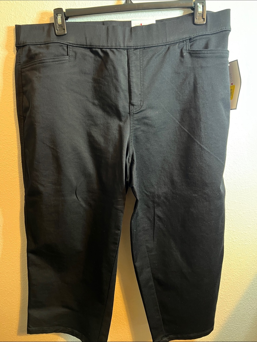Intro Love The Fit Women's Black Capris — Sleek Everyday Stretch